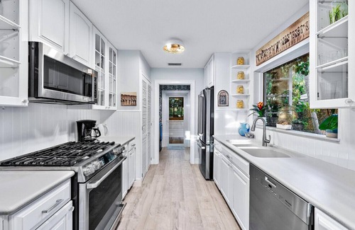 Juno Beach Apartment | Little Key West, Private Beach Entry 1 Minute Walk