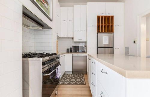 Albert Park House | Little Ogrady - City to Sand Couples Retreat
