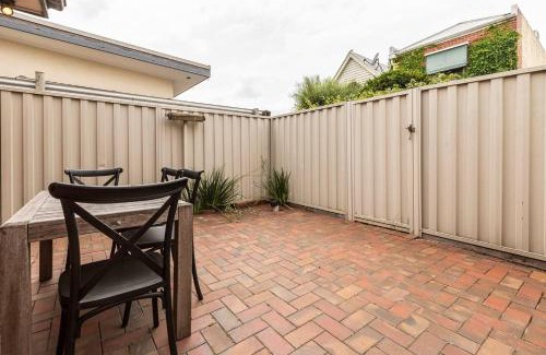 Albert Park House | Little Ogrady - City to Sand Couples Retreat