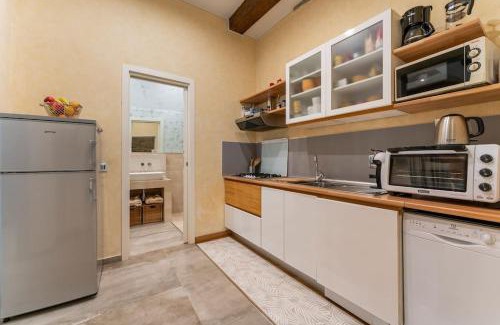 Sant' Ambrogio Apartment | Little Patio
