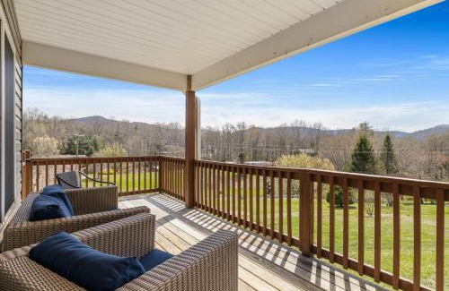 Fairview House | Little Pisgah Sunrise by AvantStay Mountain View