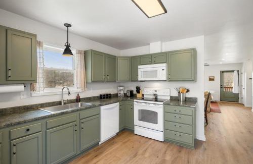 Fairview House | Little Pisgah Sunrise by AvantStay Mountain View