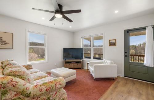 Fairview House | Little Pisgah Sunrise by AvantStay Mountain View