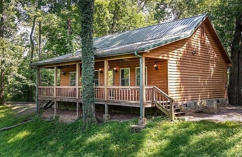 Heber Springs Cabin | Little Red River Waterfront Cabin for 5 w/dock access and screened in porch!