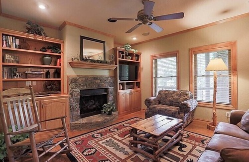 Heber Springs Cabin | Little Red River Waterfront Cabin for 5 w/dock access and screened in porch!