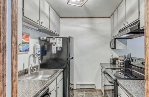 Shaver Lake Condo | Little Ski Lodge | 1/1 condo-pet friendly!