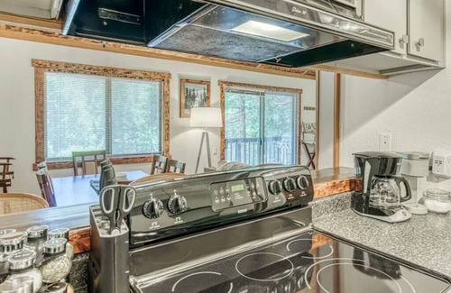 Shaver Lake Condo | Little Ski Lodge | 1/1 condo-pet friendly!