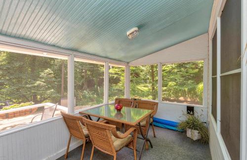 Douglas House | Little Stuga - Cute cozy cottage - minutes from downtown and Oval Beach!