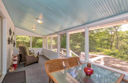 Douglas House | Little Stuga - Cute cozy cottage - minutes from downtown and Oval Beach!