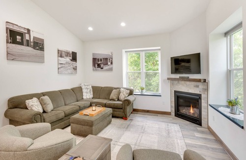 New Glarus House | 'Little Swiss Quack's Nest' w/ View in New Glarus!