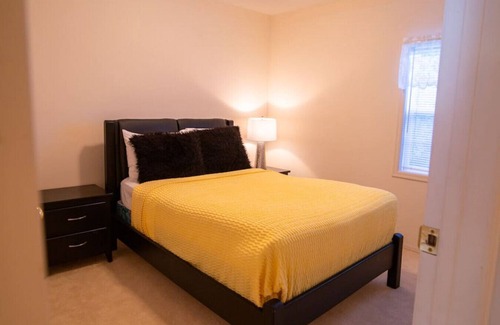 Harrison Hot Springs House | Little White House | 3 Bed with Backyard