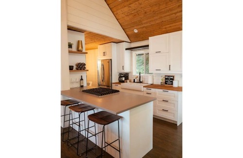 Crestline Cabin | Little Wolf Lodge/Cozy Modern Cabin at Lake Gregory