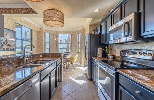 Naples Condo | Live in Paradise with Golf, Tennis, Gym, Pools + More!