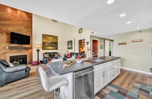 North Shore Condo | Live, Love, Lake- Condo at Bernard's Landing with community pool, beach and tennis courts.