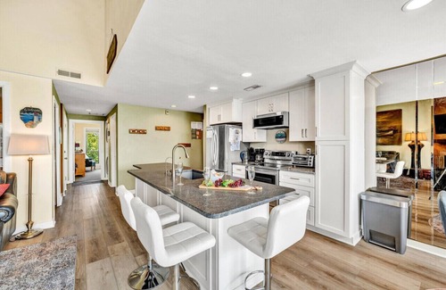 North Shore Condo | Live, Love, Lake- Condo at Bernard's Landing with community pool, beach and tennis courts.