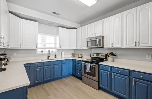 North Charleston House | ☆Live on the Water! Lake Palmetto Palm w/Patio - 10Min to Downtown & Beaches☆