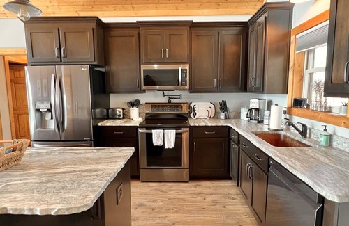 Jasper Ski Chalet | Live the High Life! Views, Hot Tub, Pup Friendly!