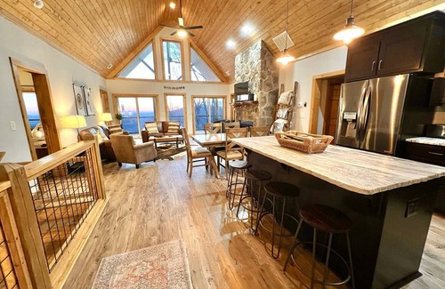 Jasper Ski Chalet | Live the High Life! Views, Hot Tub, Pup Friendly!