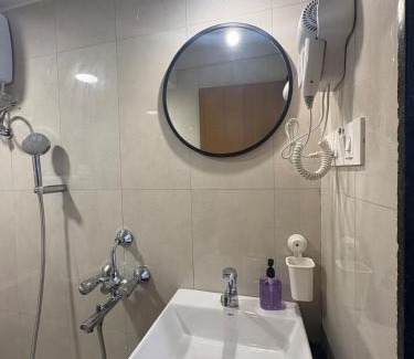 Santacruz Apartment | Lively 2BHK Apartment
