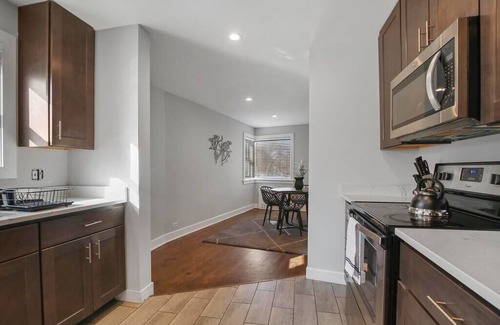 Rogers Park Apartment | Lively 2BR Apartment Near the Beach and Park