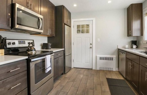 Rogers Park Apartment | Lively 2BR Apartment Near the Beach and Park
