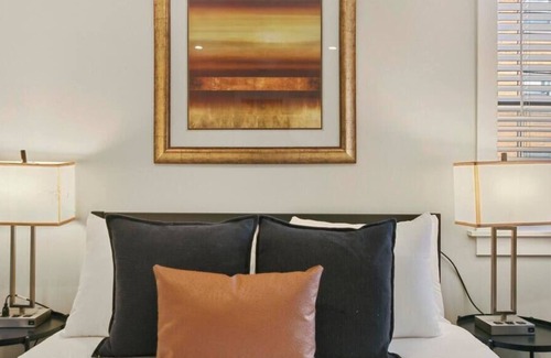Rogers Park Apartment | Lively 2BR Apartment Near the Beach and Park