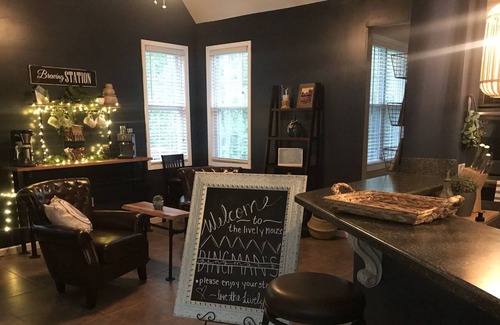 Summerlee House | Lively House for a Lively Crew