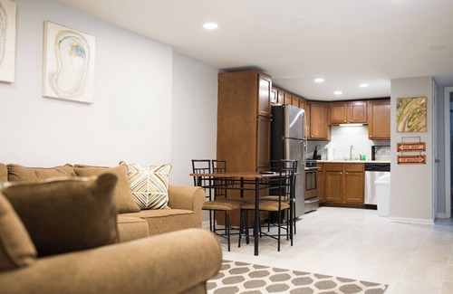 Uptown Historic District House | Lively Uptown Getaway Steps from historic Magazine