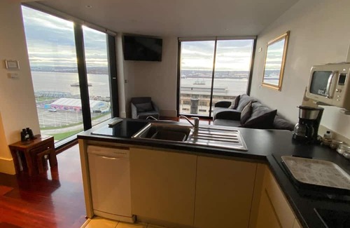 Liverpool City Centre Apartment | Liverpool Excelsior City Centre Apartment, A/C & potential next door parking