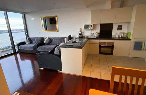 Liverpool City Centre Apartment | Liverpool Excelsior City Centre Apartment, A/C & potential next door parking