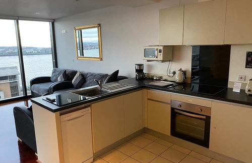 Liverpool City Centre Apartment | Liverpool Excelsior City Centre Apartment, A/C & potential next door parking