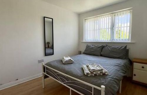 Hunts Cross House | Liverpool Home from Home Sleeps 4 Free Parking Pass the Keys