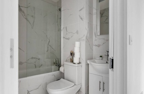 Aylesbury Apartment | Livestay Modern 2Bed Apt / Balcony in Aylesbury9
