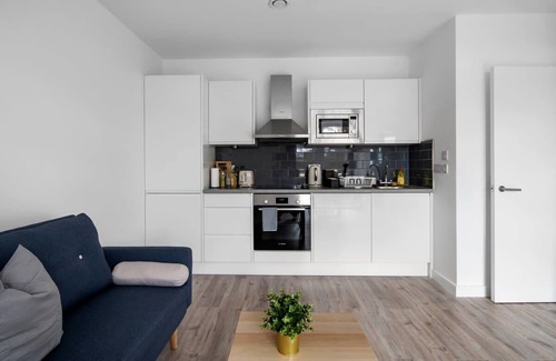 Aylesbury Apartment | Livestay Modern 2Bed Apt /Balcony in Aylesbury8
