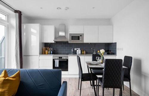 Aylesbury Apartment | Livestay Modern 2Bed Apt /Balcony in Aylesbury9
