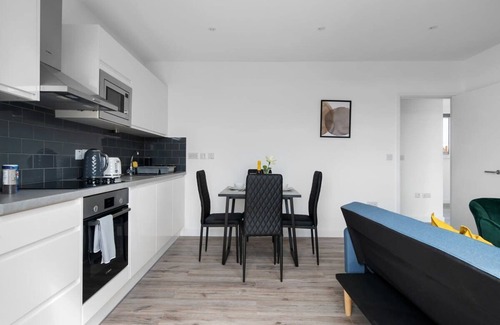 Aylesbury Apartment | Livestay Modern 2Bed Apt /Balcony in Aylesbury9