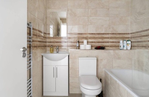 Aylesbury Apartment | Livestay Modern Two Bed Apartment in Aylesbury3