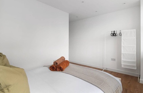 Aylesbury Apartment | Livestay Modern Two Bed Apartment in Aylesbury3
