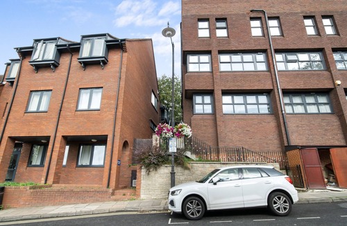 Aylesbury Apartment | Livestay Modern Two Bed Apartment in Aylesbury3