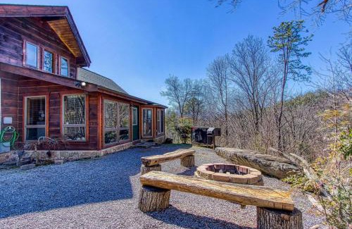Gatlinburg - Pigeon Forge House | Livin' Lodge, Hot Tub, WIFI, 685 FREE tickets each paid day, Pool Table, WIFI!