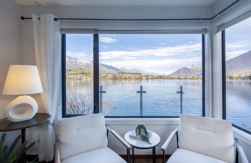 Queenstown House | Livin' on Lake Time | Waterfront home | Spectacular views and convenient to town
