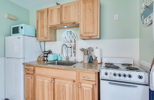 Wells Apartment | ‘Livin Wells' Retreat, 2 Mi to Drakes Island Beach