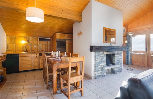 Verbier Apartment | Living room with fireplace, open-plan kitchen with dishwasher, eating corner, two bedrooms with 2 be