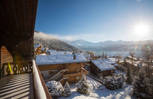 Verbier Apartment | Living room with fireplace, open-plan kitchen with dishwasher, eating corner, two bedrooms with 2 be