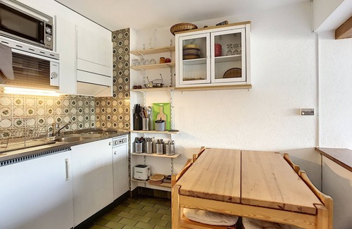 Verbier Apartment | Living room with sofa bed, two beds in the entrance hall, open-plan kitchen with 2 hotplates and Nes