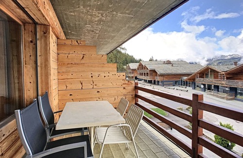 Verbier Apartment | Living room with sofa bed, two beds in the entrance hall, open-plan kitchen with 2 hotplates and Nes