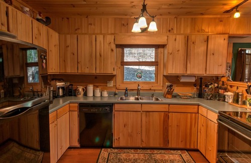 Deep Gap Cabin | Living the Dream Cabin 3BR/2BA Log Cabin near Boone, NC
