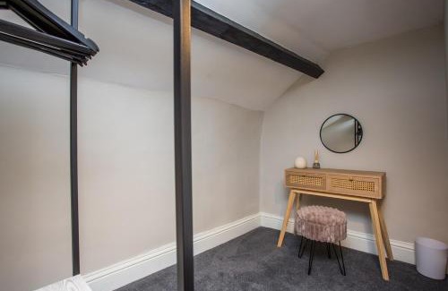 Livingston Apartment | Livingston Retreat 4bed Home Wi-Fi Parking