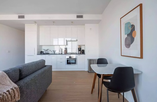 Logan Circle Apartment | Liz by Black Swan 402LT (1/1, Cap 2)