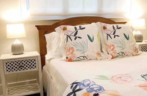 Charleston House | Liz Lane Cottage- entire guesthouse